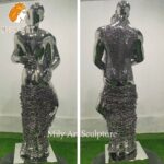 mirror polished embracing couple statue